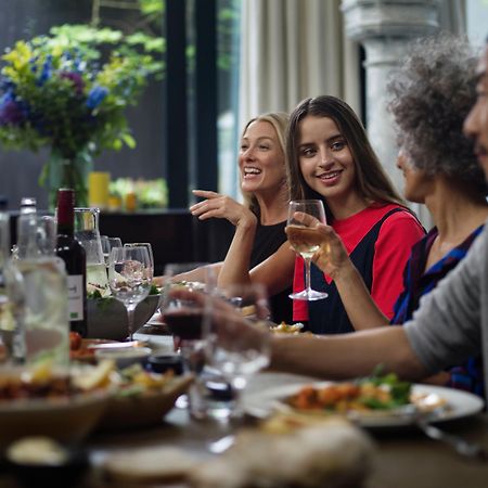 힐튼 싱가포르  호텔 외부 사진 A dinner party