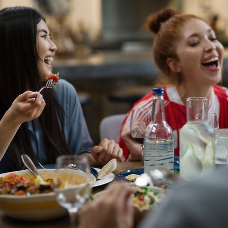 힐튼 싱가포르  호텔 외부 사진 A restaurant in the city