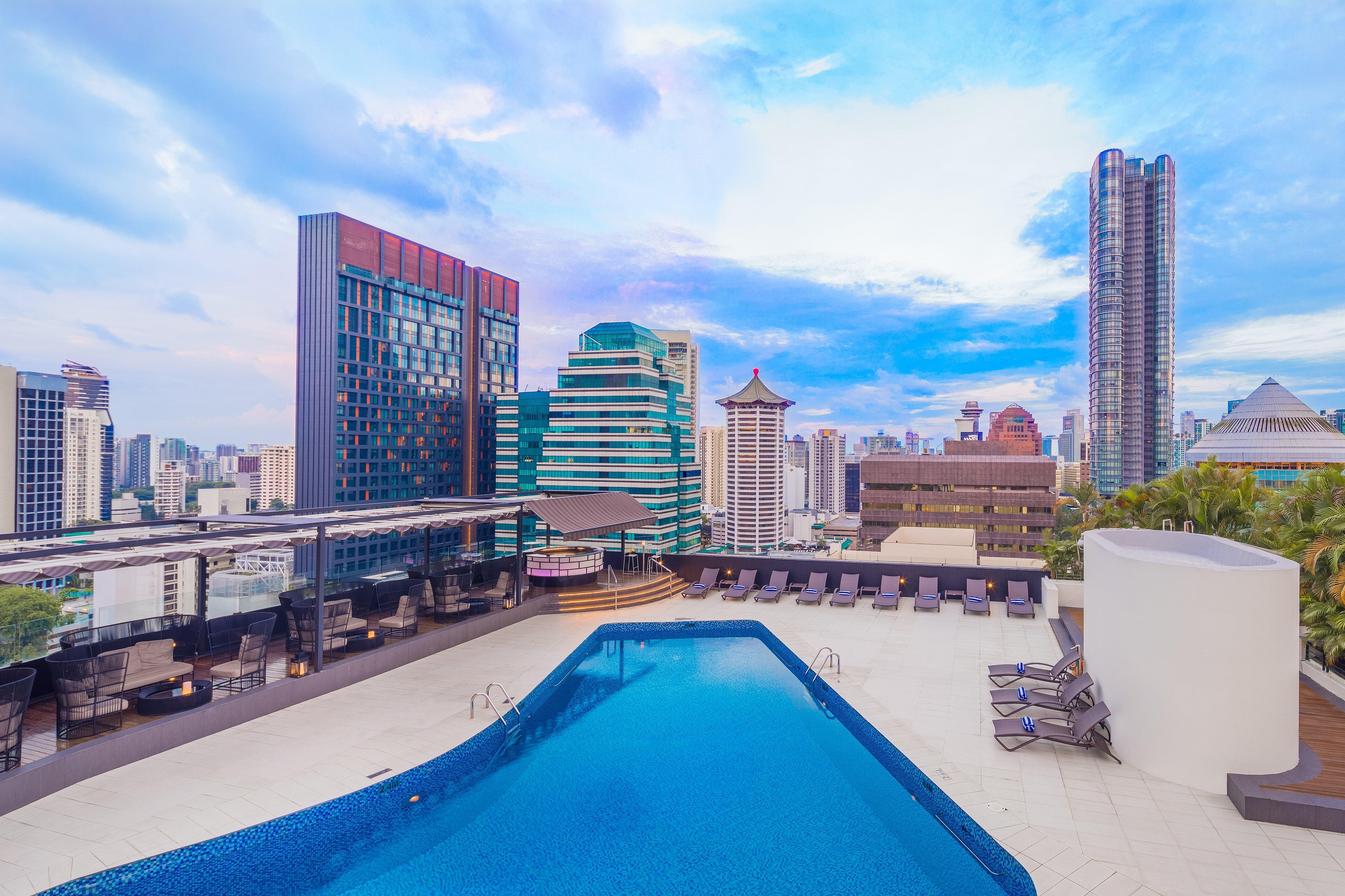 힐튼 싱가포르  호텔 외부 사진 The rooftop pool at the hotel