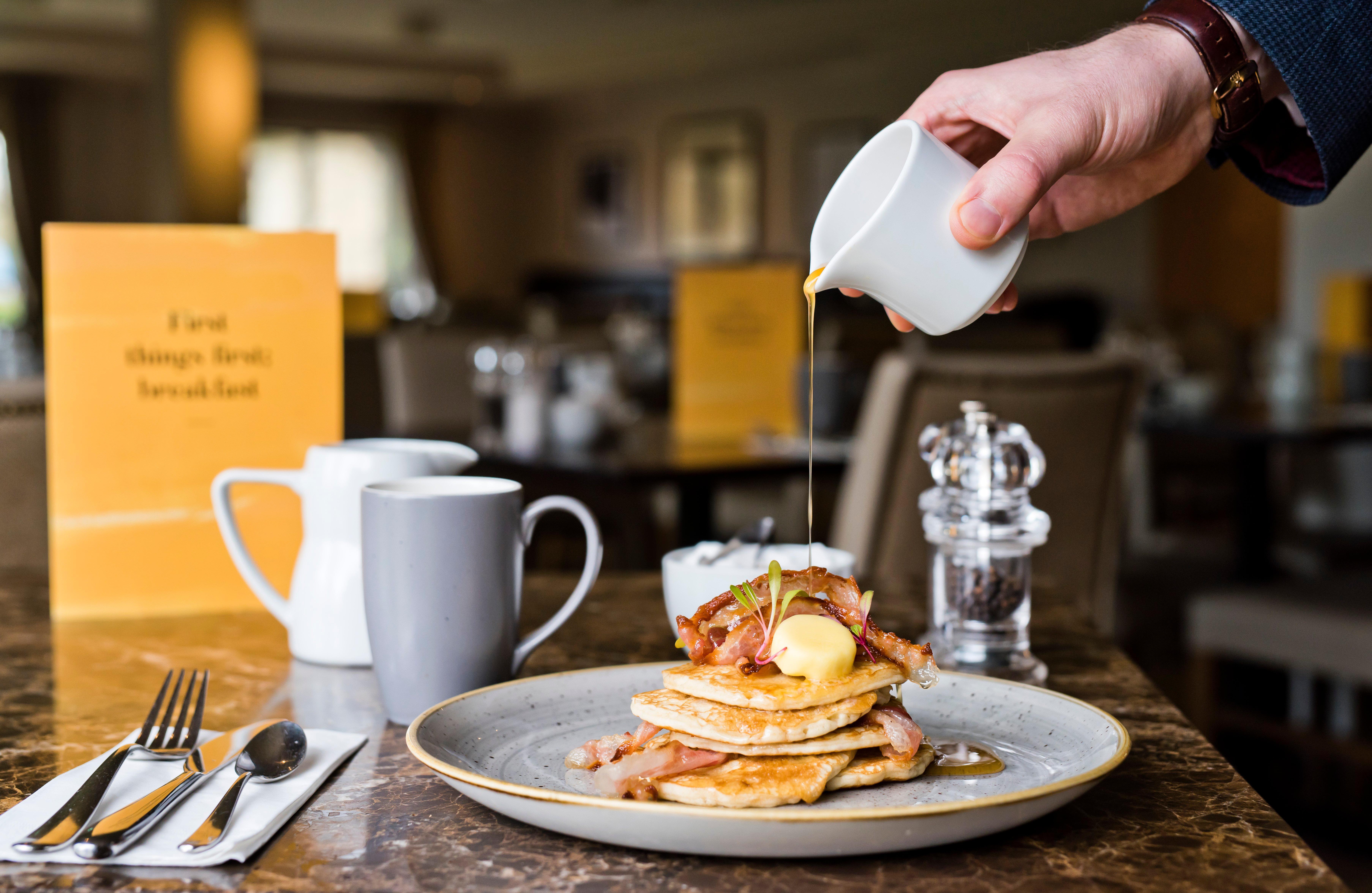 힐튼 싱가포르  호텔 외부 사진 Maple syrup being poured over a stack of pancakes