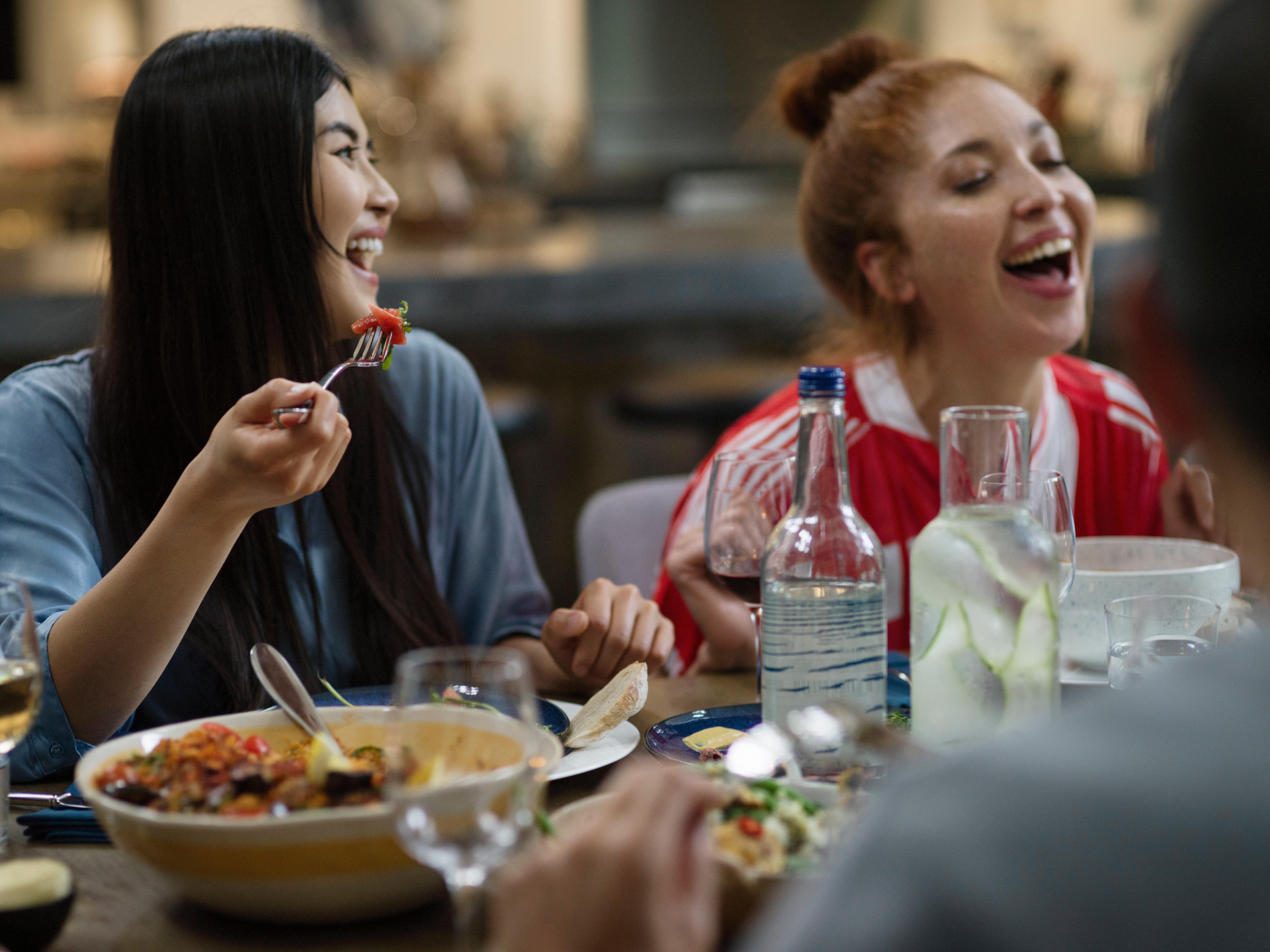 힐튼 싱가포르  호텔 외부 사진 A restaurant in the city