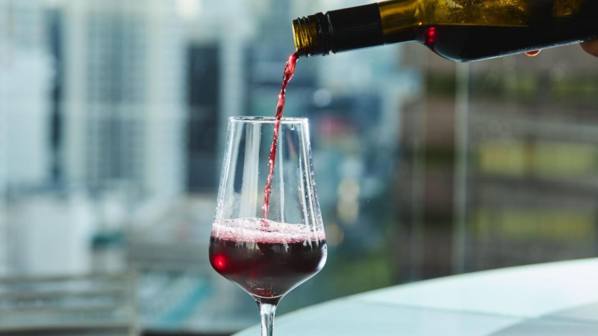 힐튼 싱가포르  호텔 외부 사진 Wine being poured