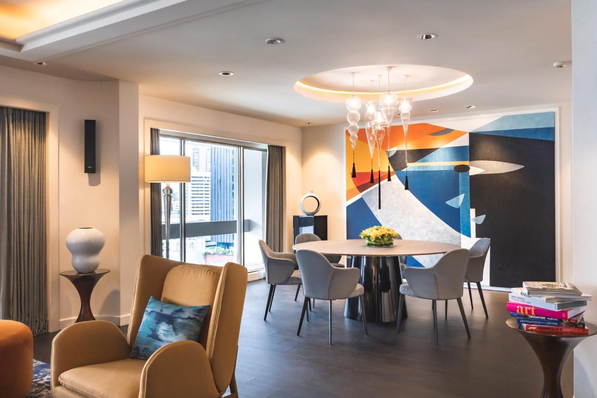 힐튼 싱가포르  호텔 외부 사진 The dining room of a three-bedroom apartment at The Ritz-Carlton, Hong Kong