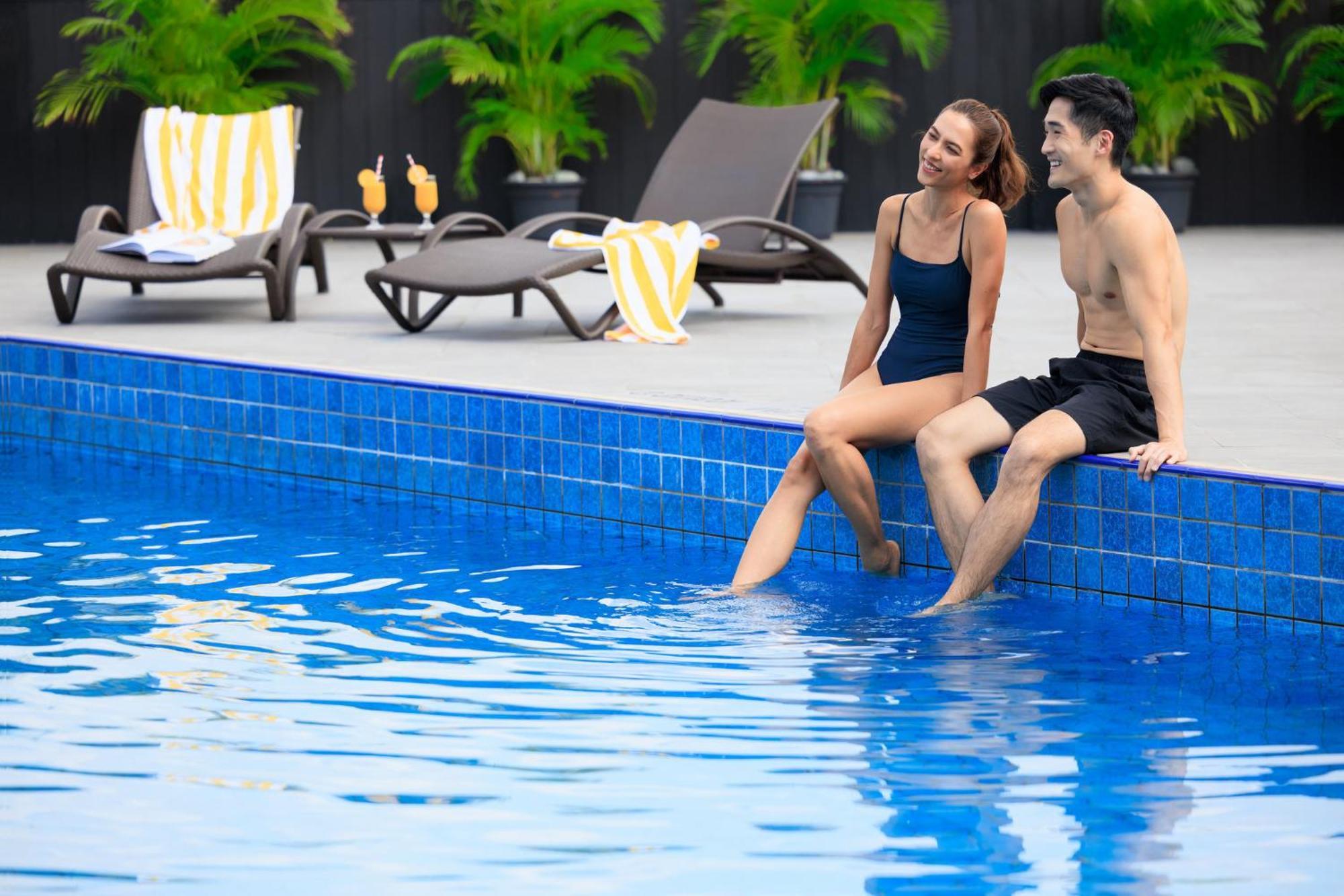 힐튼 싱가포르  호텔 외부 사진 A couple at a pool