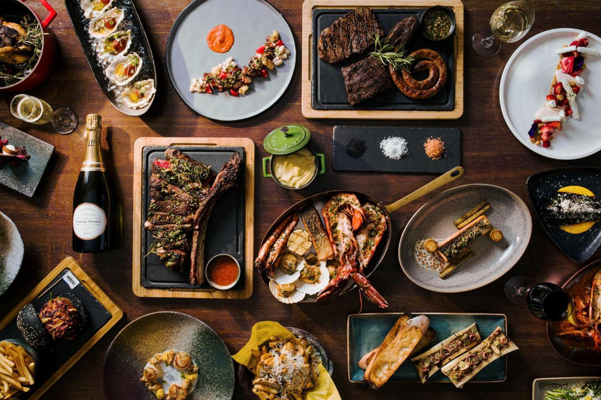 힐튼 싱가포르  호텔 외부 사진 A selection of dishes from the restaurant