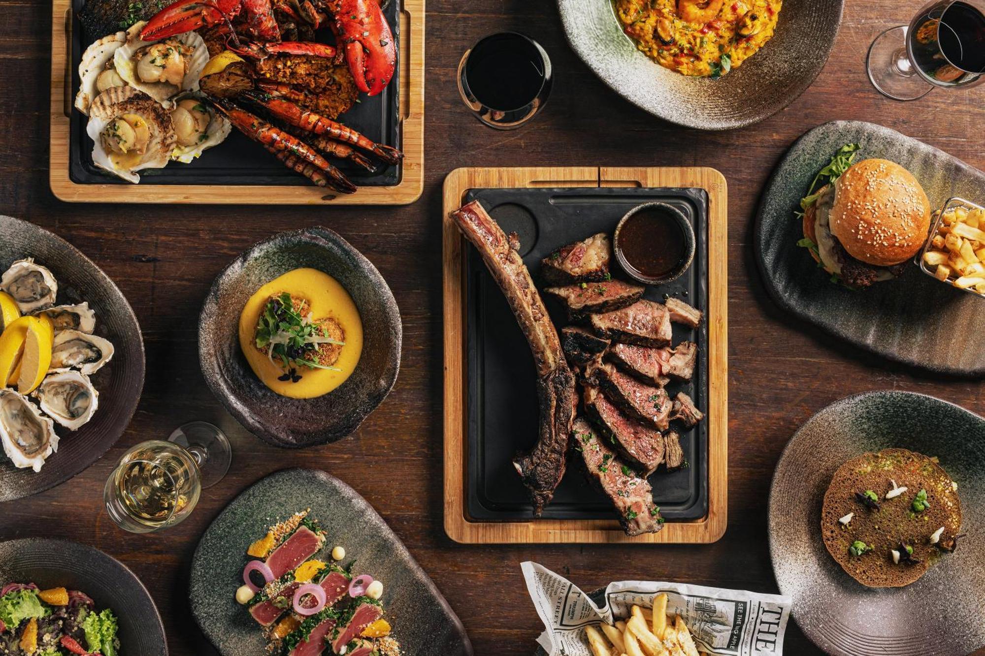 힐튼 싱가포르  호텔 외부 사진 A selection of dishes from the restaurant