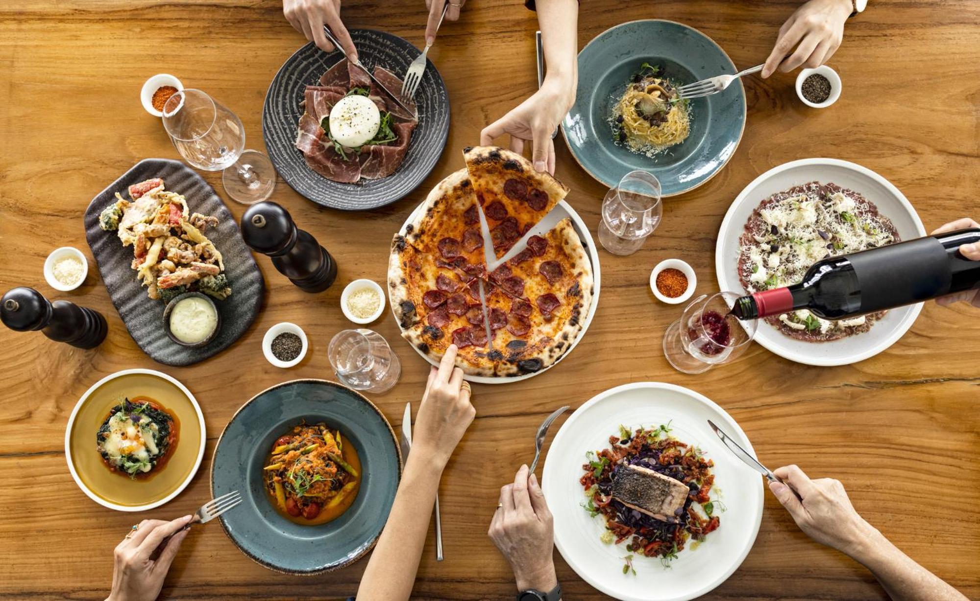 힐튼 싱가포르  호텔 외부 사진 A selection of dishes at the restaurant