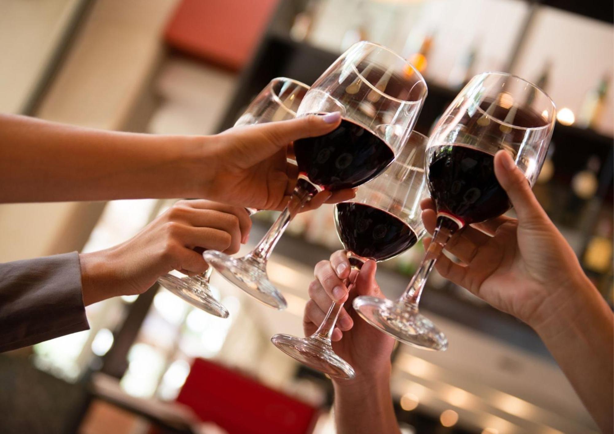 힐튼 싱가포르  호텔 외부 사진 Wine toast