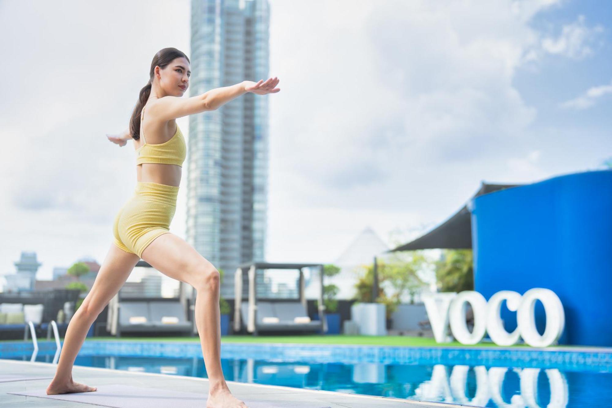 힐튼 싱가포르  호텔 외부 사진 A woman practicing yoga