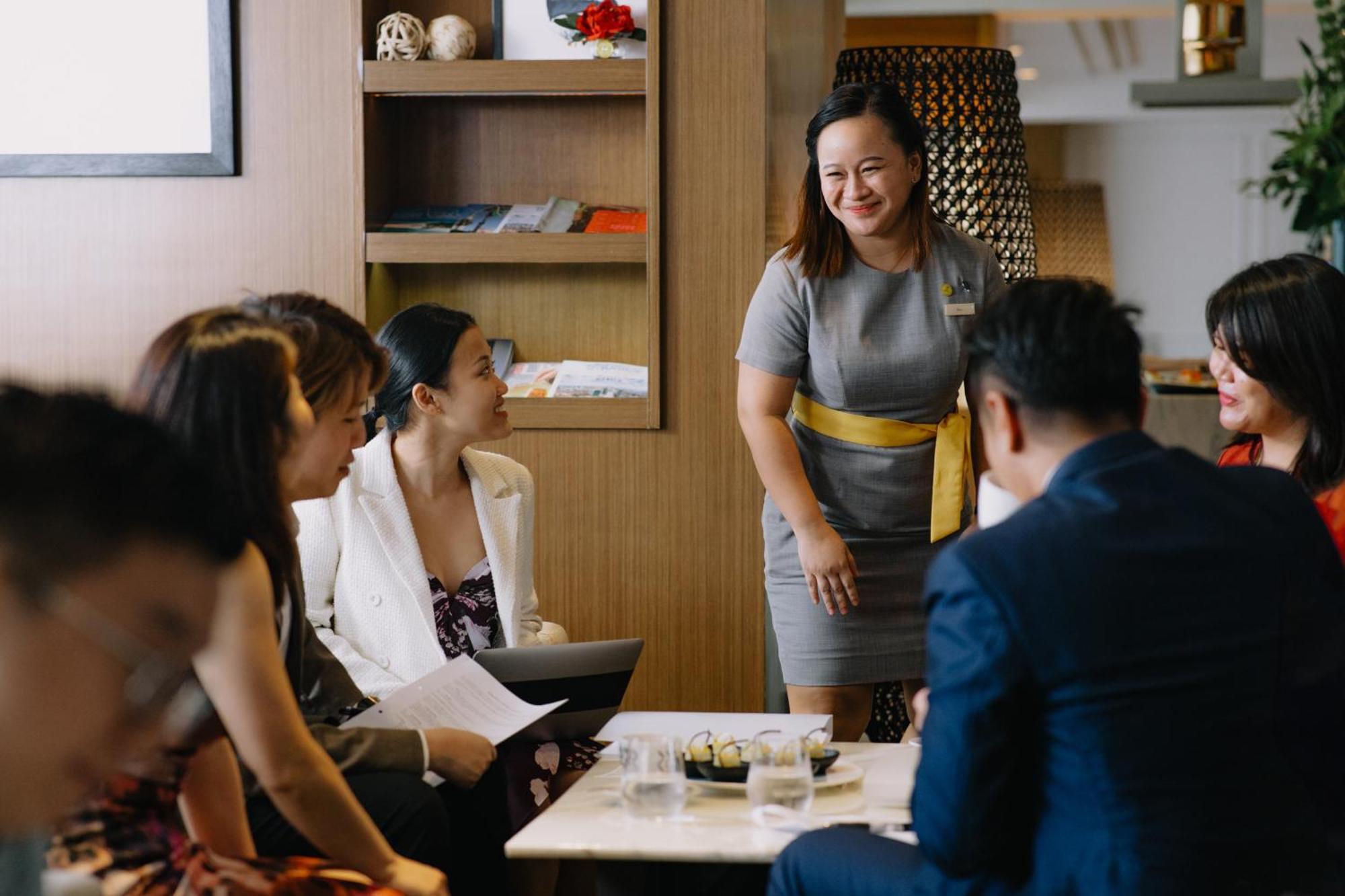 힐튼 싱가포르  호텔 외부 사진 A meeting at the office of the Secretary-General of ASEAN